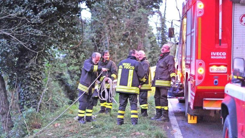 Auto precipita nella scarpata ferita la ragazza al volante
