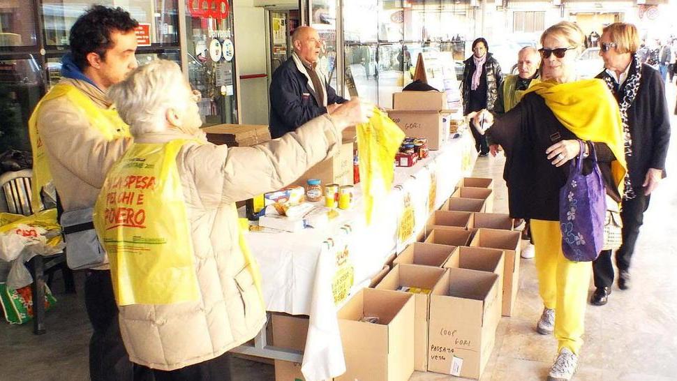 Raccolta di generi alimentari per la Caritas e le associazioni