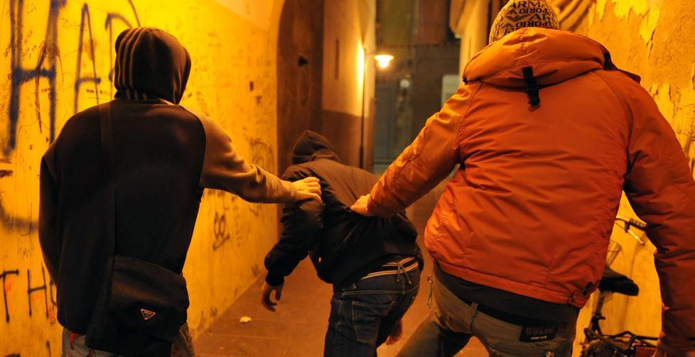 Il preside blocca i bulli dopo una lite 