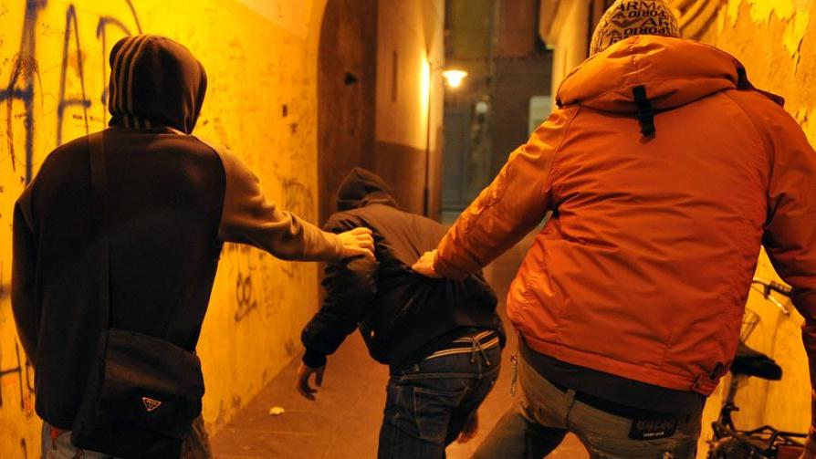 Il preside blocca i bulli dopo una lite