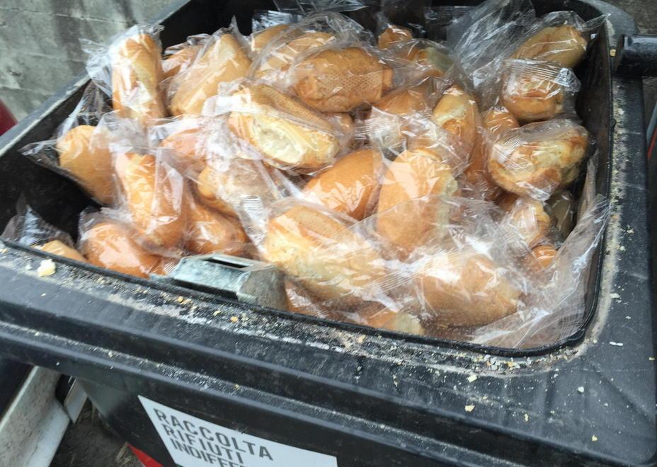 Lo spreco del pane “reso” che finisce come un rifiuto 