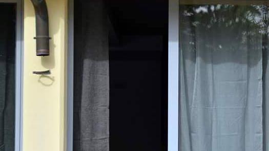Porte sfondate e bivacchi nell’ex hotel