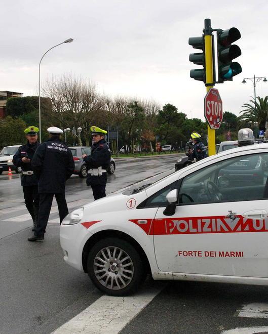 Sorpresi a rubare in un’auto sul lungomare