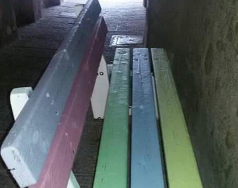 Il pittore che di notte colora le panchine