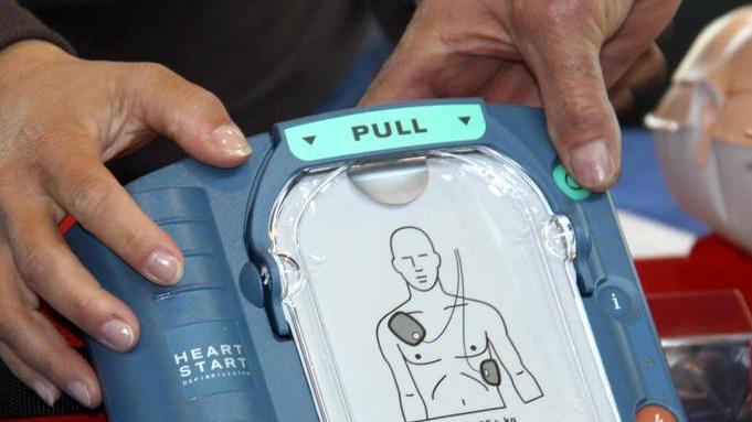 Un defibrillatore per le scuole Genny Marsili