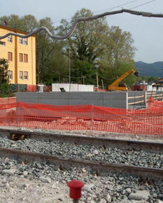 I primi passi del monolite in via Ingrillini 