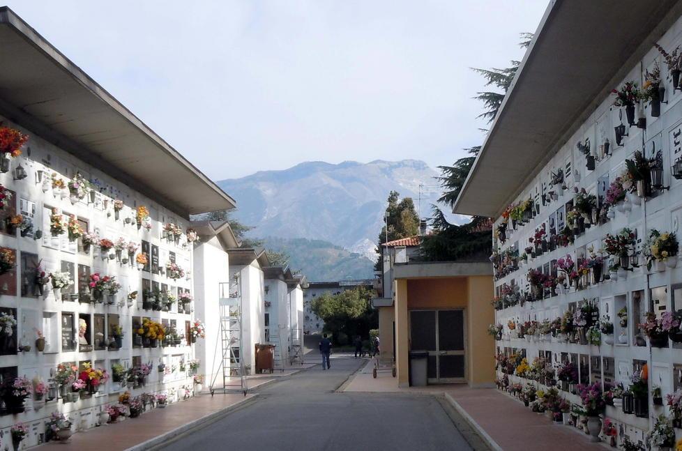 Cimiteri, Volpi: giusti ritmi più alti. La Cgil: è offensivo