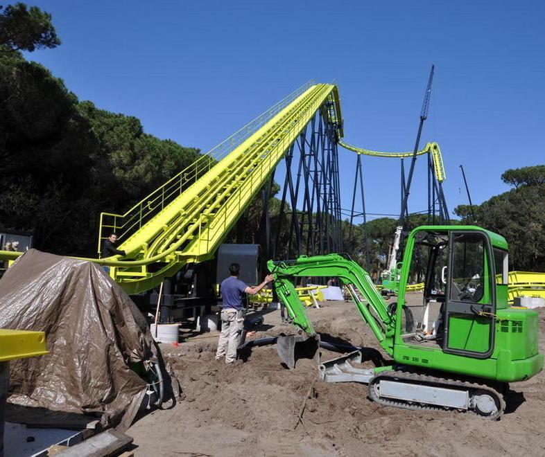 Giù i pini lavori abusivi per realizzare una giostra