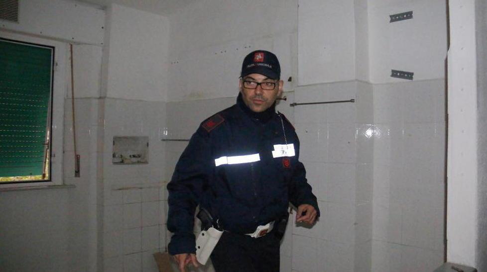 Sfondano tre appartamenti alla Chiccaia 