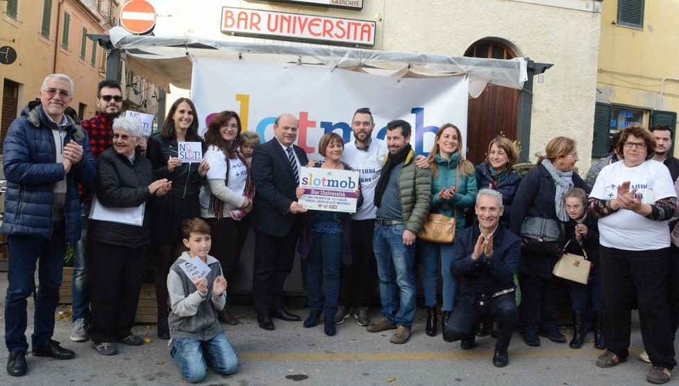 Premiato il barista che ha tolto i videopoker dal bar e li ha sostituiti con una libreria 