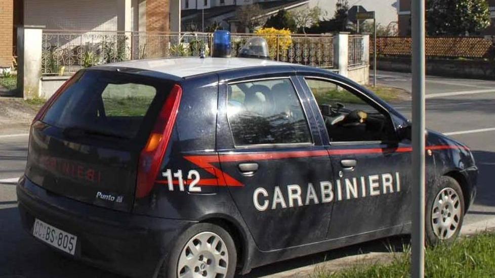 Ladri incappucciati svaligiano un furgone