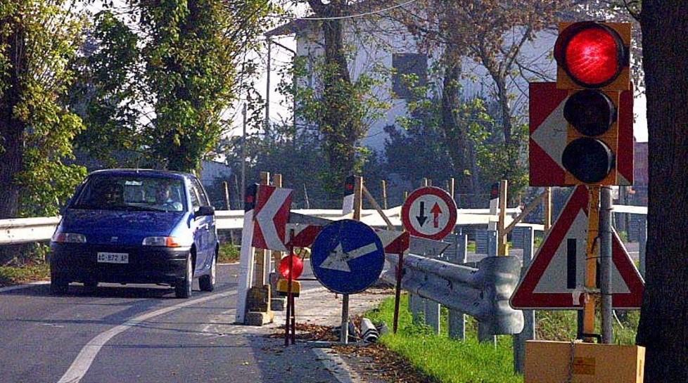 Rubati due semafori nel cantiere della strada franata 