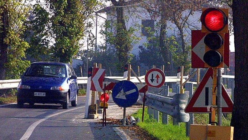 Rubati due semafori nel cantiere della strada franata