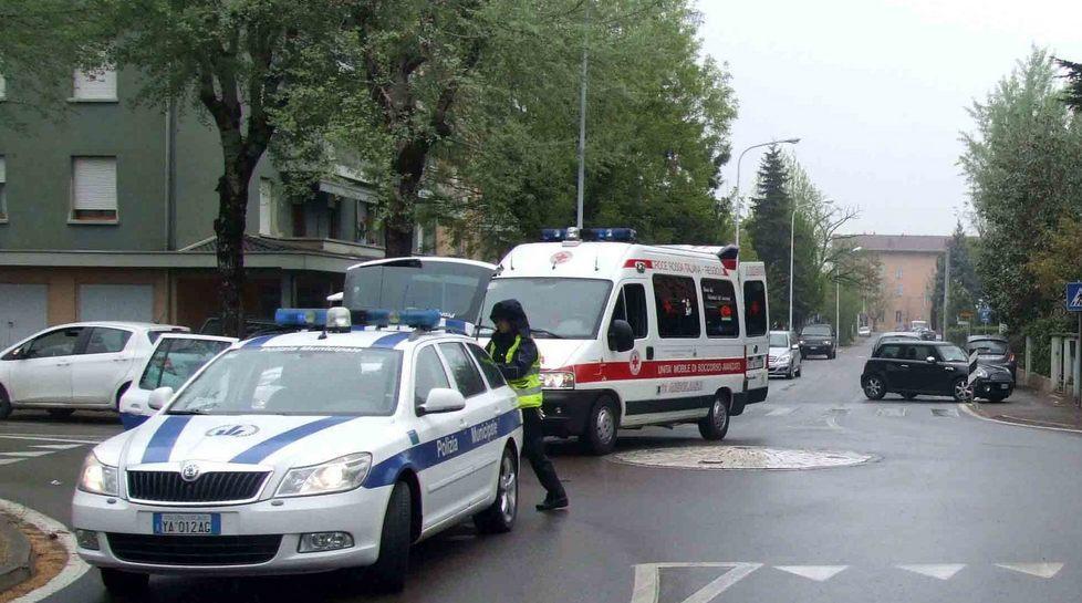Ciclista investita, è grave 