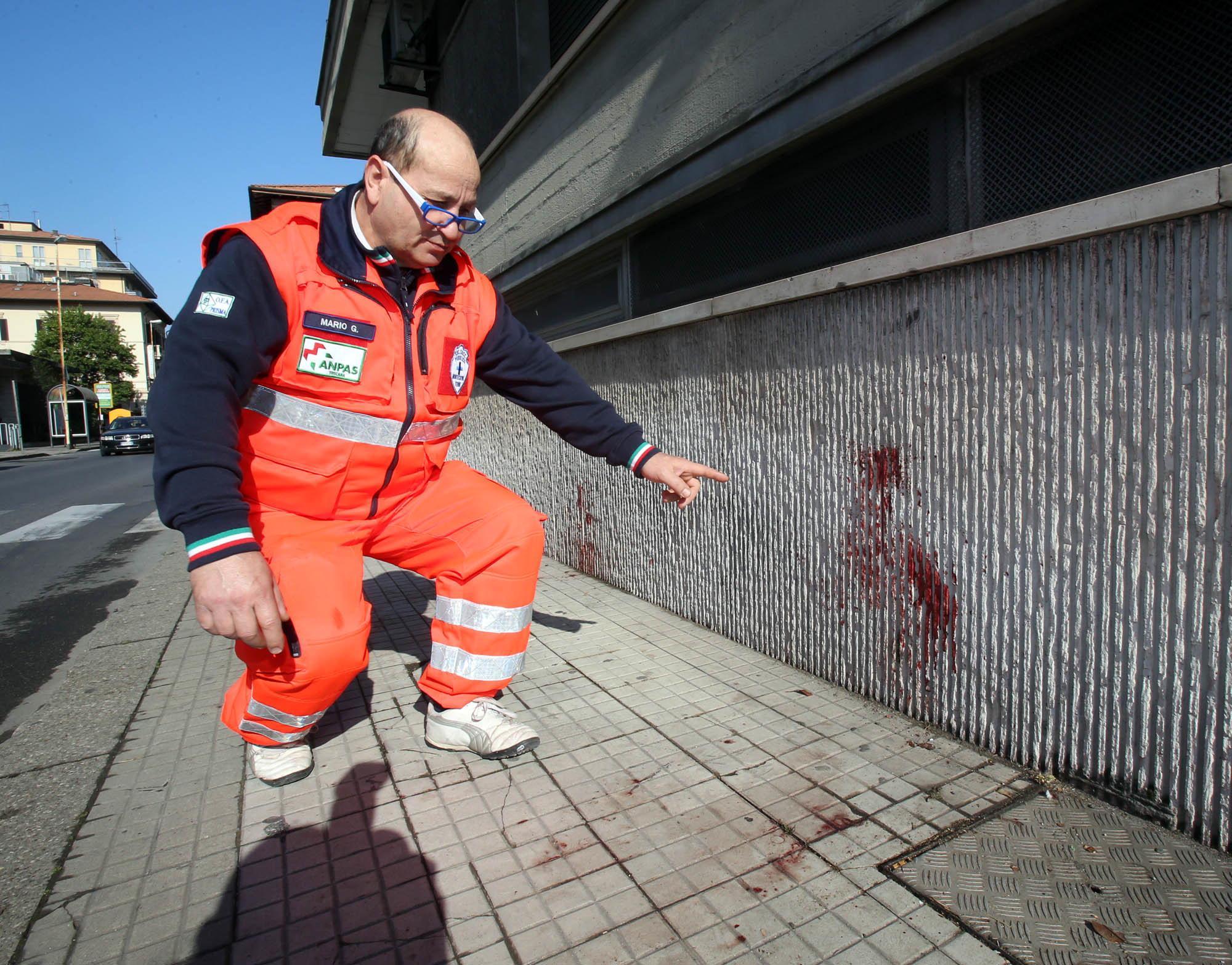 Un  operatore del Soccorso Pubblico mostra le macchie di sangue nel punto dell'aggressione (foto Nucci)