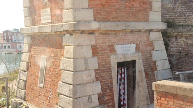La torretta medicea fotografata nella mattina di domenica dal nostro fotografo Corrado Salvini dopo l'incendio avvenuto all'alba