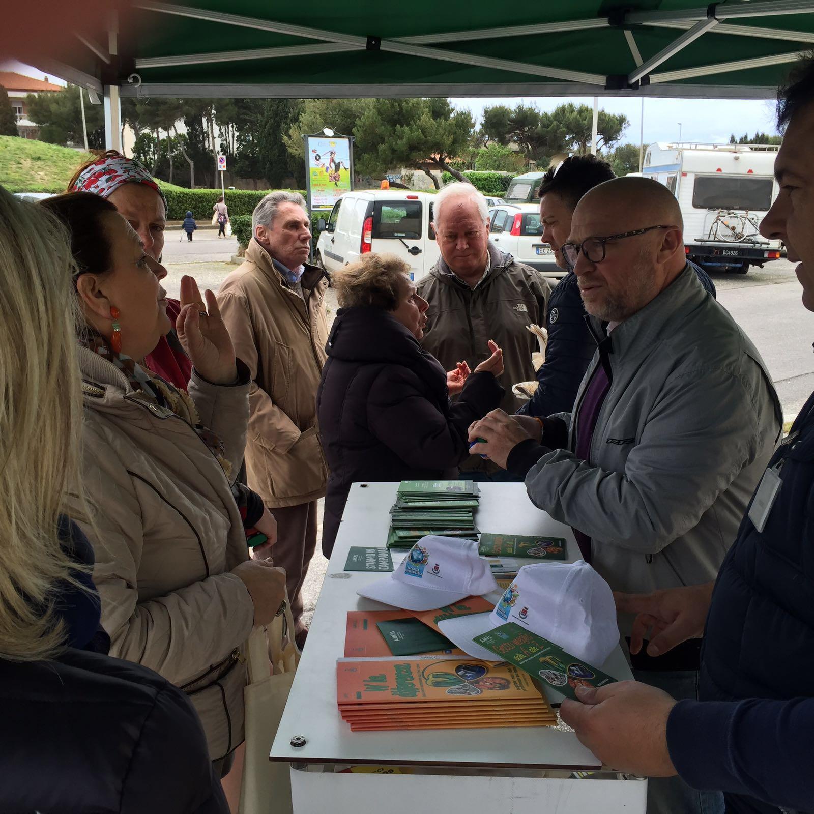 Nogarin parla coi residenti di Banditella ed Antignano (foto Aamps)