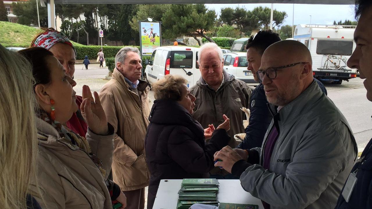 Nogarin parla coi residenti di Banditella ed Antignano (foto Aamps)