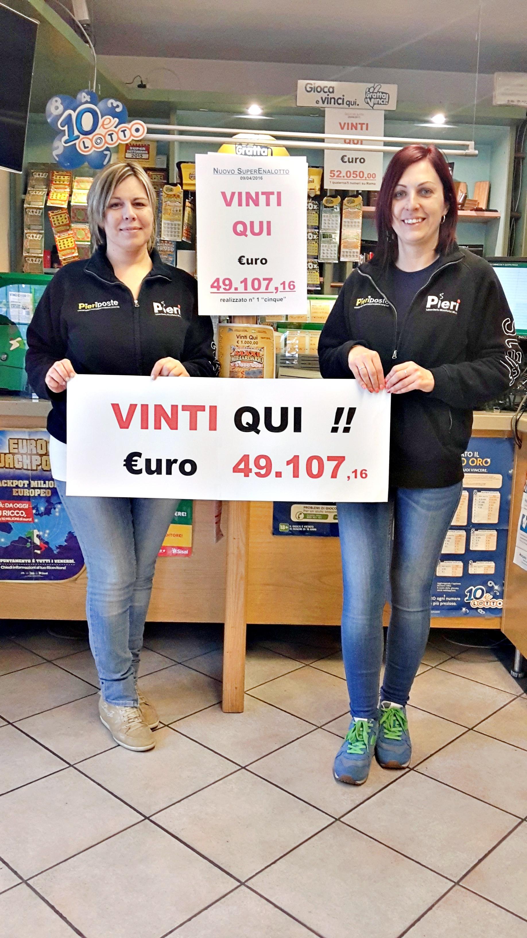 Due esercenti mostrano la vincita alla ricevitoria Pieri