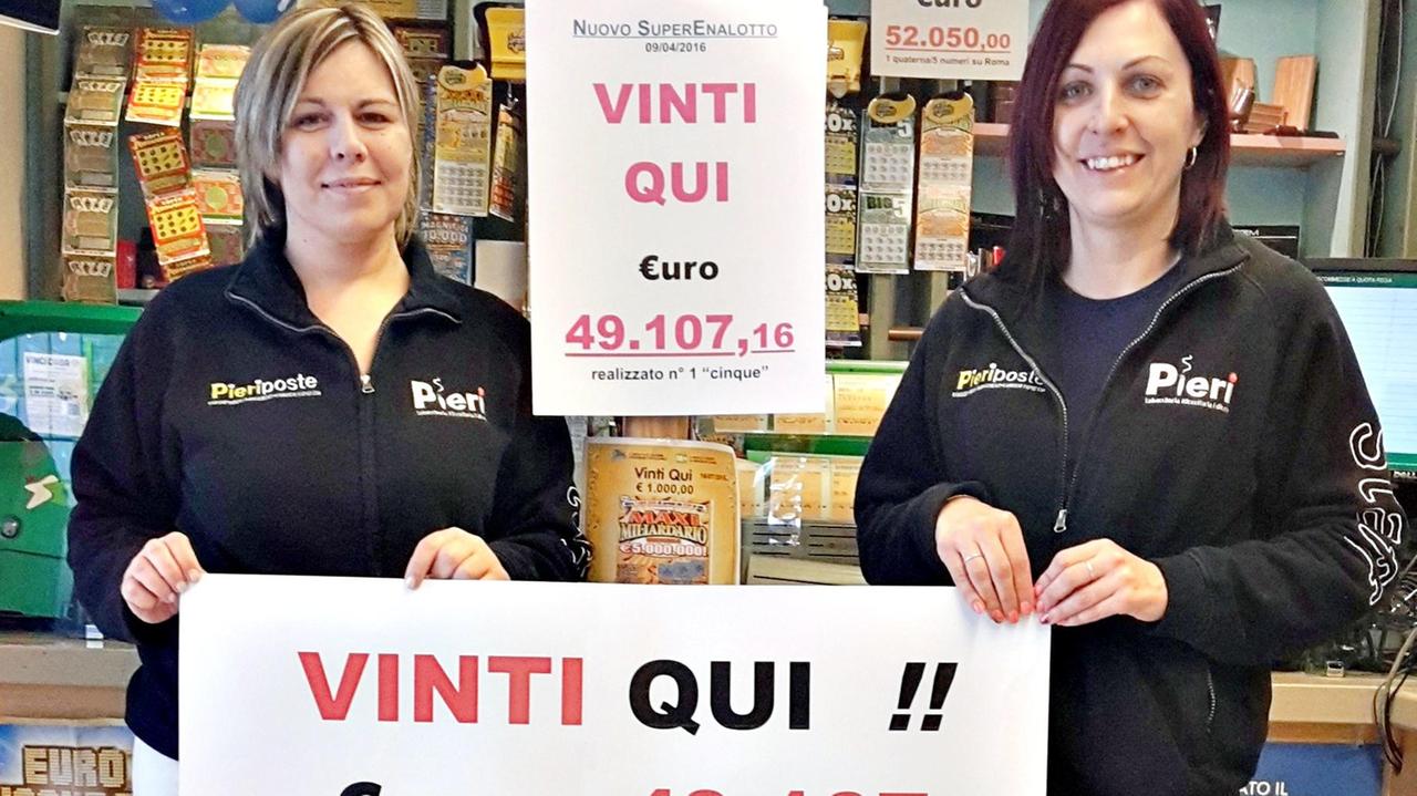 Due esercenti mostrano la vincita alla ricevitoria Pieri