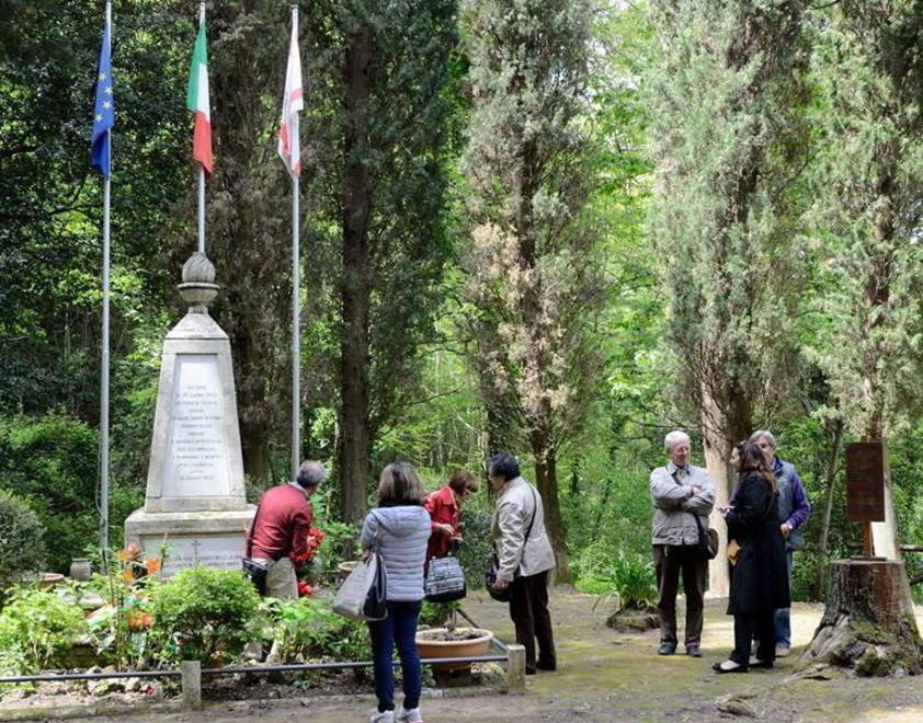 La manifestazione "incriminata" al monumento sorto nel luogo dell'eccidio