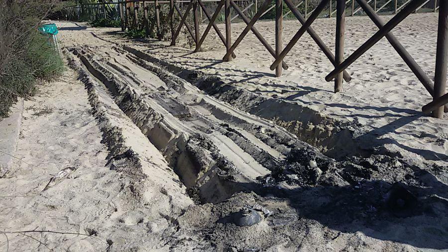 I resti del rogo sulla spiaggia (foto di Quinews Elba)