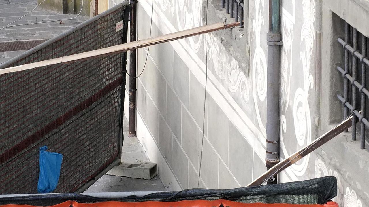 Il cantiere per la rimozione delle scritte alla Normale