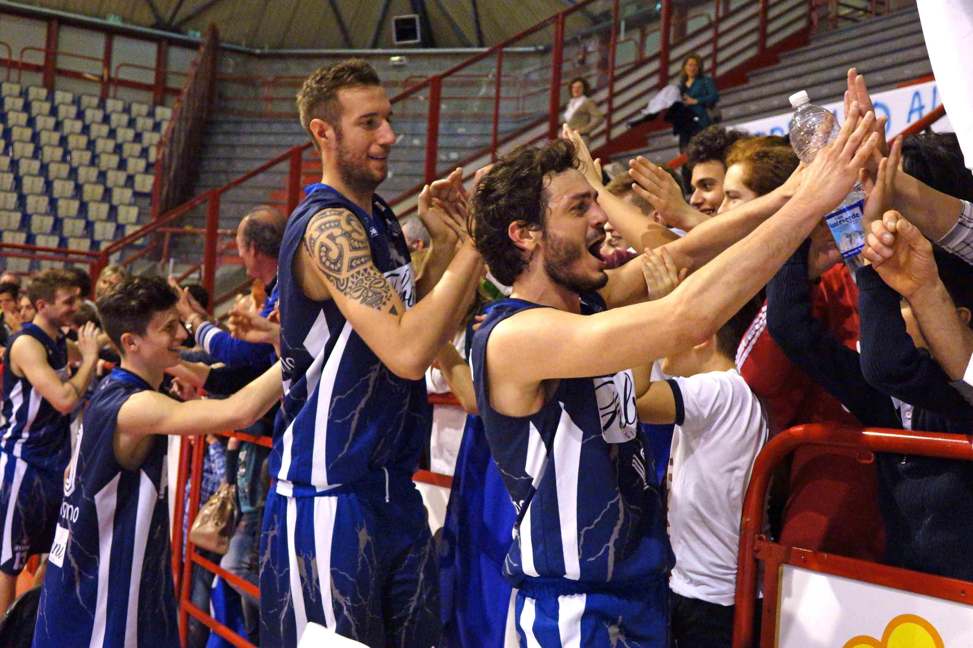 I giocatori della Fabiani salutano i loro tifosi a fine partita (foto Gori)