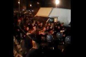 Un momento degli scontri davanti al palazzetto di Livorno