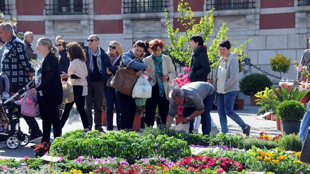 Piazza Aranci piena di gente e di fiori
