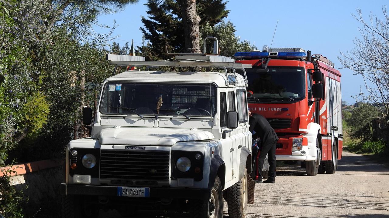 I vigili del fuoco al ranch (foto Enzo Russo)