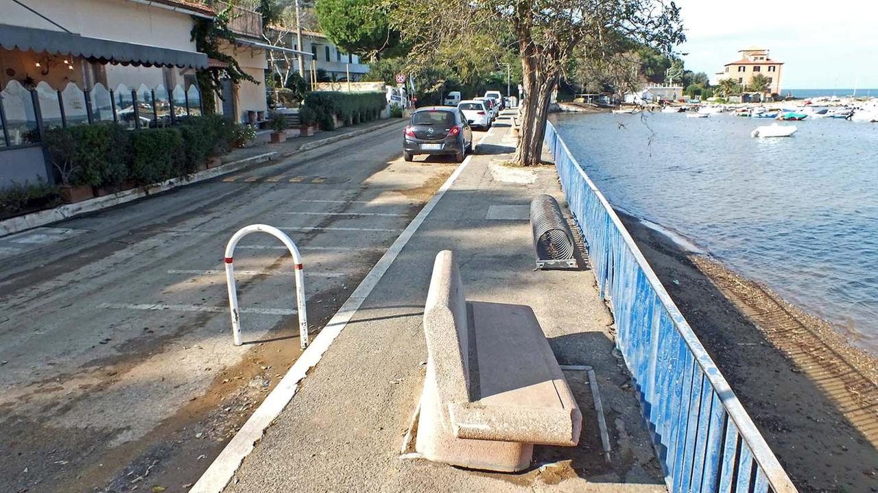 La passeggiata lungo il golfo, davanti al ristorante "La Pergola" (foto Paolo Barlettani)