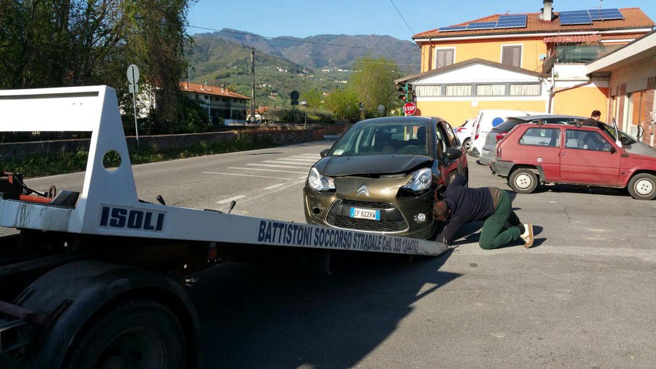 Una delle auto rimaste coinvolte nello scontro (Foto Sernacchioli)