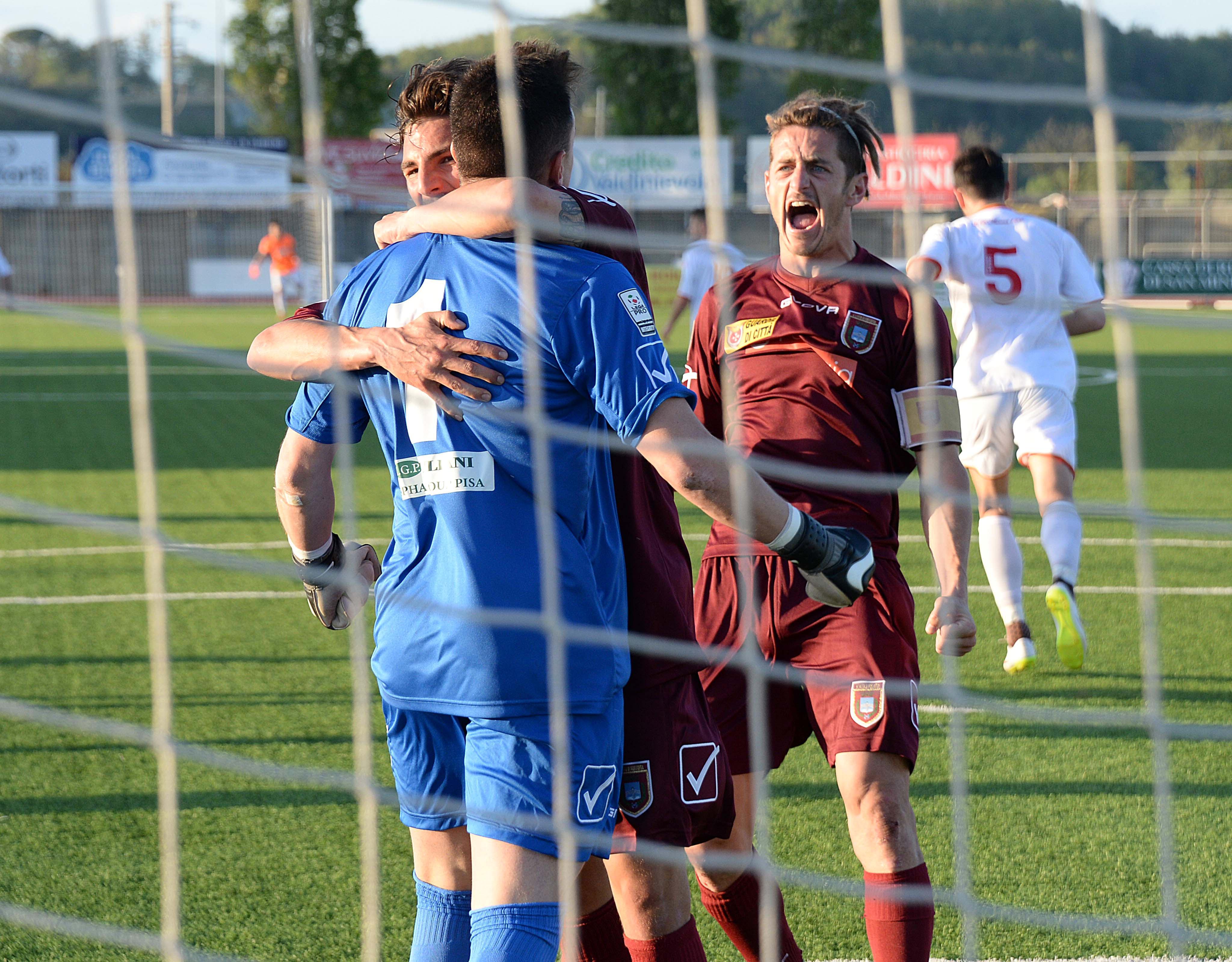 Il portiere del Pontedera Cardelli abbracciato dai compagni dopo il rigore sbagliato dall'Ancona (Foto F. Silvi)