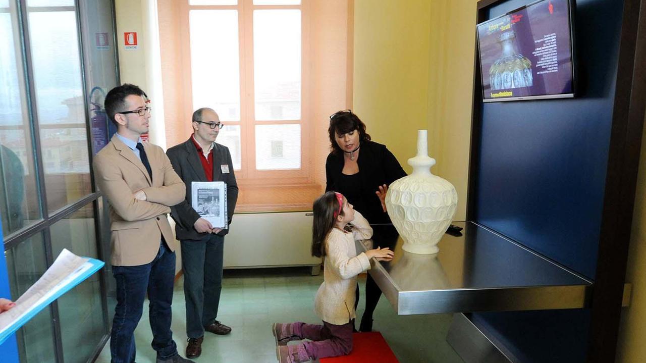 La postazione multimediale dell'anfora di Baratti (fotoservizio Paolo Barlettani)