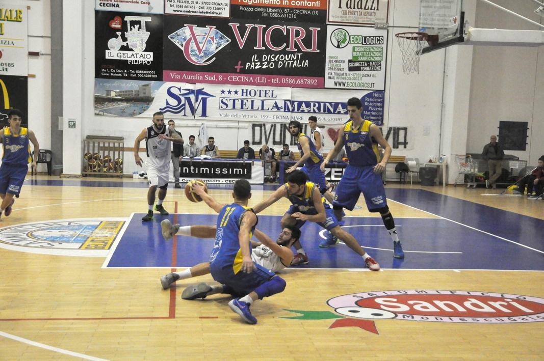 Un momento del derby di andata tra Cecina e Piombino (Foto Falorni/Silvi)
