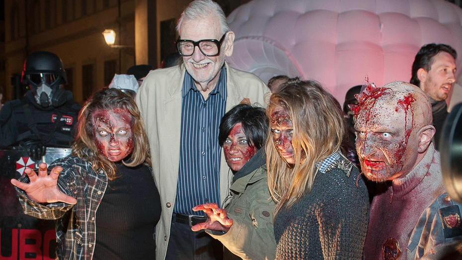 George Romero posa insieme agli zombie