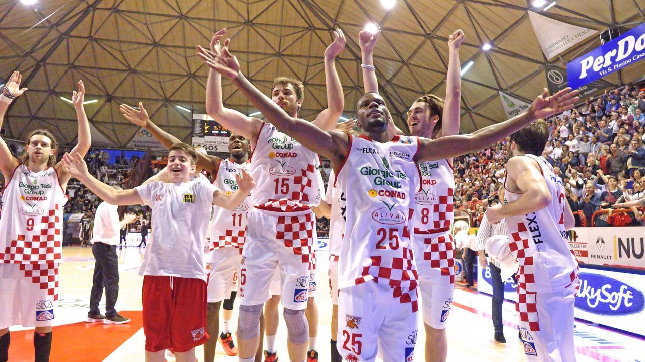 La gioia dei giocatori biancorossi a fine gara (foto Gori)