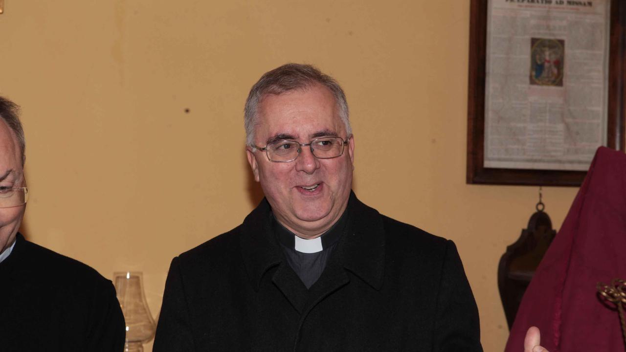 Don Carlo Castellini colpito da un malore durante la messa in chiesa