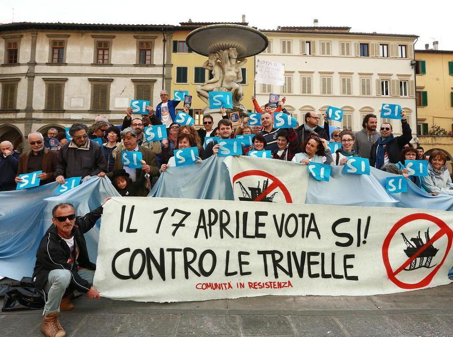 Flash mob con striscioni blu