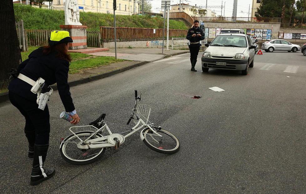 Travolta mentre attraversa in bici 