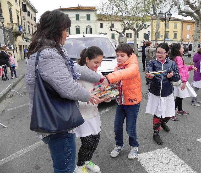 200 bambini inaugurano la biblioteca a Villa Elisa 
