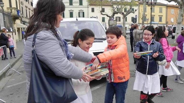 200 bambini inaugurano la biblioteca a Villa Elisa