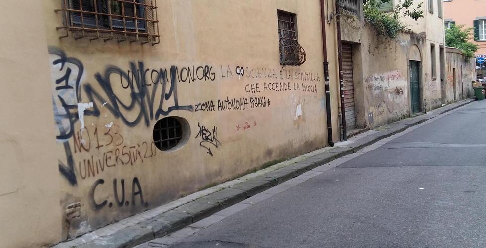 Scritte sui muri La città indifesa chiede aiuto 