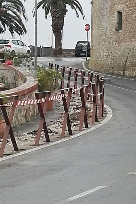 Nuove ringhiere a Talamone: c’è chi non apprezza