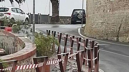 Nuove ringhiere a Talamone: c’è chi non apprezza