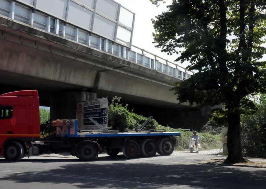 Argine crollato, i lavori non partono 