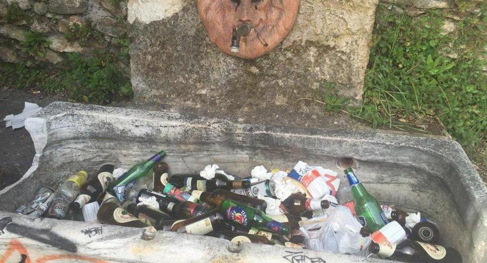 La vasca è una pattumiera per centinaia di bottiglie