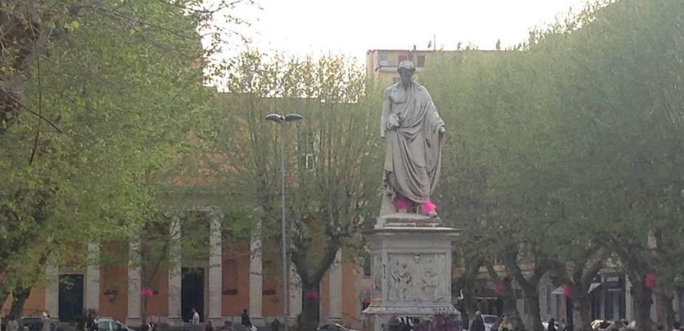 Coccarde alla statua e gerani, piazza Venti è rifiorita