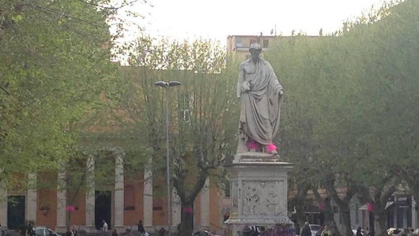 Coccarde alla statua e gerani, piazza Venti è rifiorita